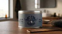 Oil Can Grooming Original Pomade - potje in badkamer met kam en handdoek