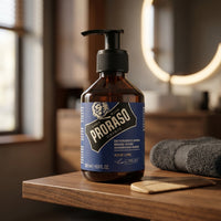 Proraso Baardshampoo Azur Lime - pompfles op kaptafel met kam en handdoek