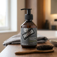 Proraso Baardshampoo Cypress & Vetyver - pompfles op kaptafel met baardborstel