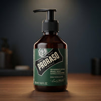 Proraso Baardshampoo Rinfrescante - pompfles op houten blad tegen donkere achtergrond