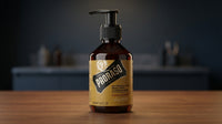 Proraso Baardshampoo Wood And Spice - pompfles op houten blad, keuken erachter