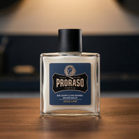 Proraso Beard Balm Azur Lime - glazen flacon met blauw etiket op houten blad
