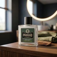 Proraso Beard Balm Cypress & Vetyver - flacon op kaptafel met kam en groene doek
