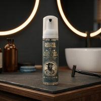 Reuzel Beard Foam - flacon rechtop op badkamermeubel bij scheermes