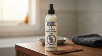 Reuzel Clay Spray 355ml - spuitfles op badkamermeubel met kam en handdoek