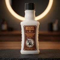 Reuzel Daily Conditioner - fles vooraanzicht op badkamerkastje bij spiegel