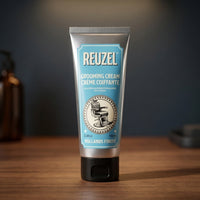 Reuzel Grooming Cream 100ml - blauwe tube op houten blad in barbershop