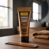 Reuzel Grooming Tonic Texture Cream - tube op badkamermeubel met houten kam en handdoek
