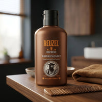 Reuzel Refresh No Rinse Beard Wash - fles op tafel met kam en handdoek