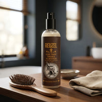 Reuzel Surf Tonic 350ml - sprayfles op houten kaptafel met haarborstel en doek