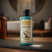 Reuzel Matte Texture Powder - turquoise flesje op leisteen met poeder in badkamer