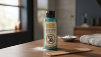 Reuzel Matte Texture Powder - flesje bij houten kam en handdoeken met gestrooid poeder