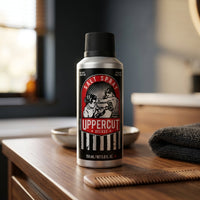 Uppercut Salt Spray - fles op houten tafel met kam en handdoek