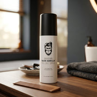 Slick Gorilla Sea Salt Spray - fles op houten tafel bij kam en handdoek
