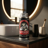 Uppercut Styling Powder - blikje in badkamer setting op wastafelblad