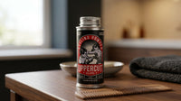 Uppercut Styling Powder - busje op houten tafel met kam, warm licht