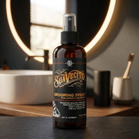 Suavecito Grooming Spray - flacon op wastafelblad bij ronde verlichte spiegel