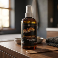 Suavecito Grooming Spray - flacon bij houten kam en handdoek op wastafelblad