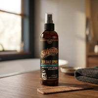 Suavecito Sea Salt Spray - flacon bij houten kam en handdoek op wastafelblad