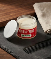 Royal Crown Pomade - öppen burk på skiffer med kam, den krämvita pomadan synlig