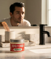 Royal Crown Pomade - burk på handfatet, man med slick back vid spegeln