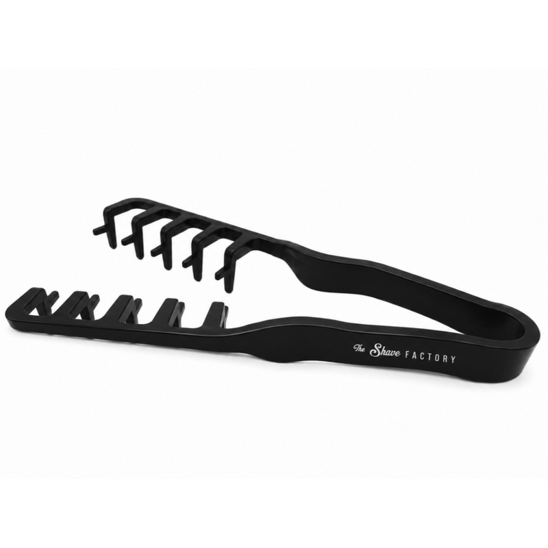 Zwarte The Shave Factory Magic Comb stylingkam met brede knijptanden voor textuur en volume in het haar.