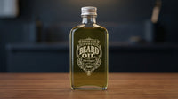 Tonsor & Cie Baardolie 50ml - fles op houten blad met donkere badkameromgeving