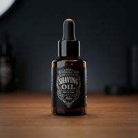 Tonsor & Cie Shaving Oil Ice - flesje op houten oppervlak met donkere achtergrond