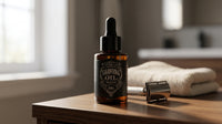 Tonsor & Cie Shaving Oil Ice - flesje op blad naast handdoek en scheermes