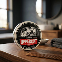 Uppercut Easy Hold - blik bij houten kam en handdoek op wastafelblad